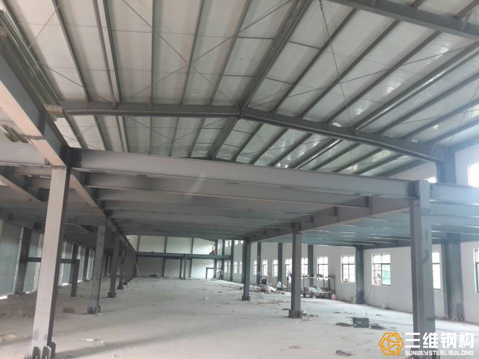 鋼結構廠房夾層施工現場